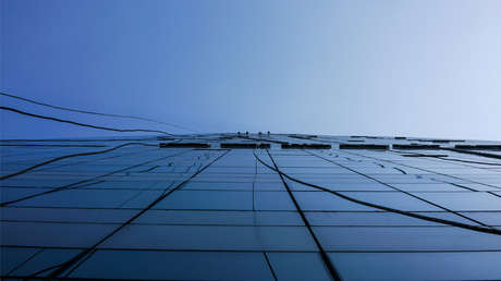 Video espeluznante: Un niño pasea por una ventana de una quinta planta
