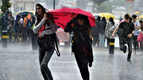 VIDEO: Un turco hace 'rafting' en una carretera inundada de Ankara