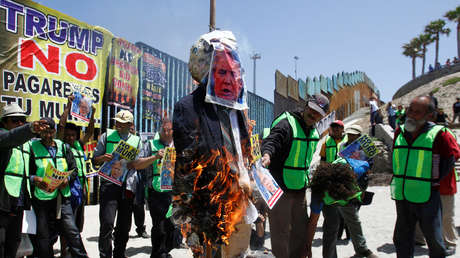 VIDEO: Protesta de la 'Mega Mentada' contra Trump en Tijuana, junto a la frontera con EE.UU. 