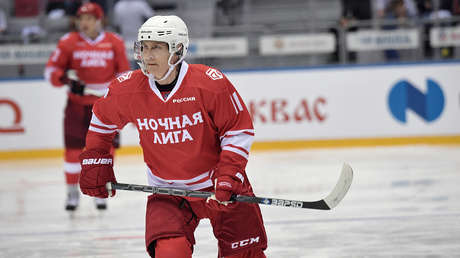 VIDEO: Putin marca cinco goles en partido de hockey de una liga de aficionados