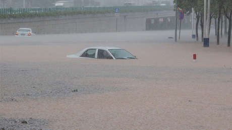VIDEO: Heroico rescate de una madre y su hijo tras ser arrastrados por un torrencial aguacero