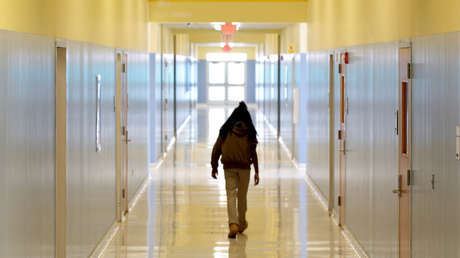 VIDEO: Presenta su tesis y se quita la ropa en protesta tras críticas de la profesora a su aspecto