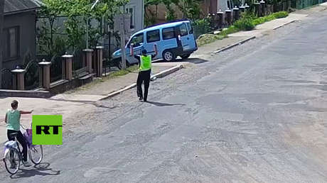 ¿El nuevo Tesla? Un auto marcha solo y 'aparca' en el patio de una casa (VIDEO)