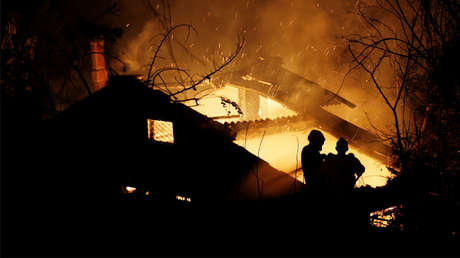 Encuentra a su esposo con dos mujeres e incendia la casa con ellos dentro