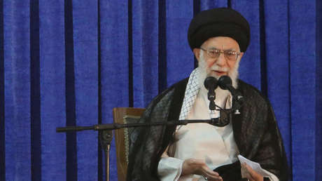 FOTO: El líder supremo de Irán publica una instantánea leyendo el polémico libro sobre Trump