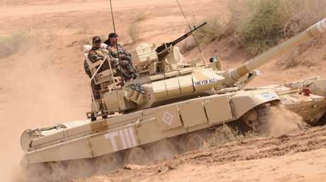 FOTO: Militares indios transforman con dos sillas un Tanque T-90 en punto de mando improvisado