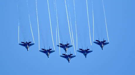 Equipos acrobáticos rusos realizan impresionantes maniobras aéreas