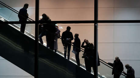 FUERTE VIDEO: Una mujer deja caer a su bebé en una escalera mecánica mientras se tomaba una selfi
