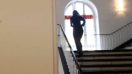 VIDEO: Un policía de EE.UU. golpea a su hija en la cara por portarse mal en la escuela