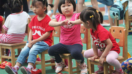 VIDEO: Una maestra de guardería le retira la silla a una niña cuando se estaba sentando
