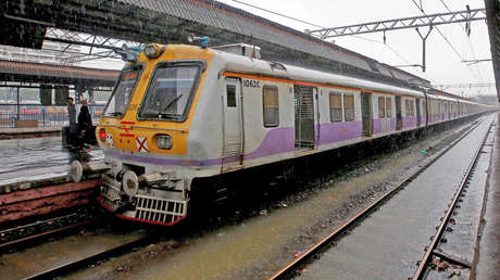 VIDEO: Un hombre evita en el último segundo que una niña sea aplastada por un tren