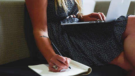 "Porque algunos tuvimos más suerte que otros": Un currículum escrito a mano conmueve a la Red