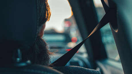 FOTOS: Mujer indignada por corte de luz irrumpe en auto a toda marcha en oficina de servicio