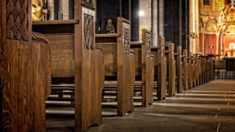 VIDEO: Una mujer interrumpe a los gritos al coro de una iglesia con un reclamo muy particular