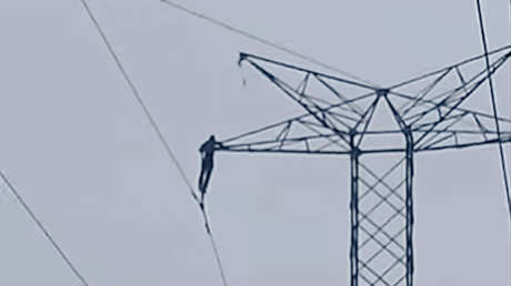 FUERTES IMÁGENES: Joven muere electrocutado al intentar bajar de una torre de alta tensión