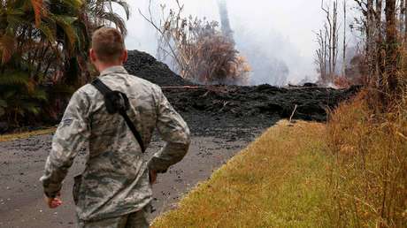 La lava, el humo y el vapor emanan de las enormes grietas del volcán hawaiano de Kilauea