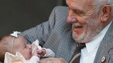 VIDEO: Este hombre con 'el brazo de oro' salvó a 2,4 millones de bebés