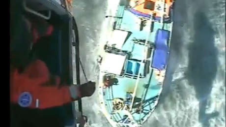 VIDEO: Quiso salvar a un tiburón pero tuvieron que salvarlo a él en helicóptero