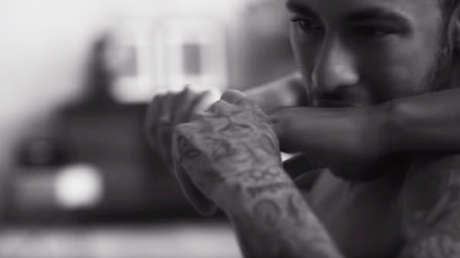 VIDEO: Neymar y su novia protagonizan un atrevido anuncio en ropa interior