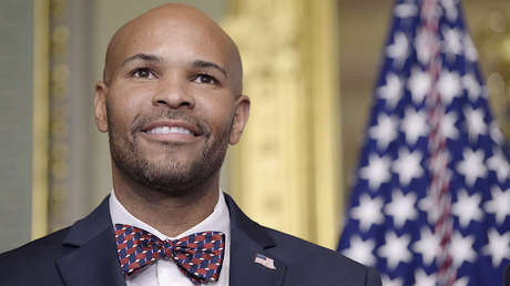 Un pasajero se desmaya en un avión y lo socorre el cirujano general de EE.UU.