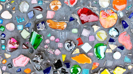 Advierten de los peligros de 'rocas' plásticas que aparecen en las costas de Reino Unido