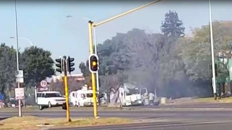 VIDEOS: Atracan con explosivos y fusiles de asalto dos furgonetas llenas de dinero en Sudáfrica