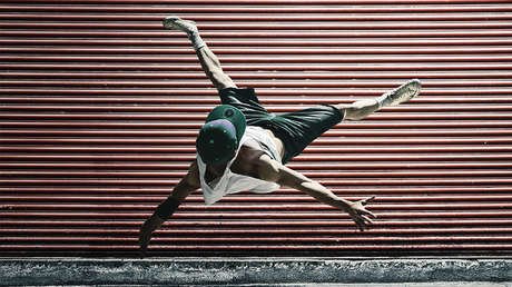 VIDEO INQUIETANTE: El imprudente baile de un saudí que se juega la vida ante un camión en marcha