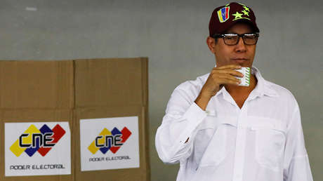 El candidato presidencial Henri Falcón, tras votar: "Hemos venido a asumir este desafío histórico"