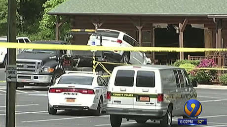 FOTOS: Invita a sus familiares a un restaurante y empotra su coche contra el local para matarlos