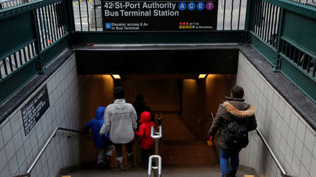 VIDEO: Un menor se hace pasar por agente para robar a un ciego, pero su madre lo delata a la Policía