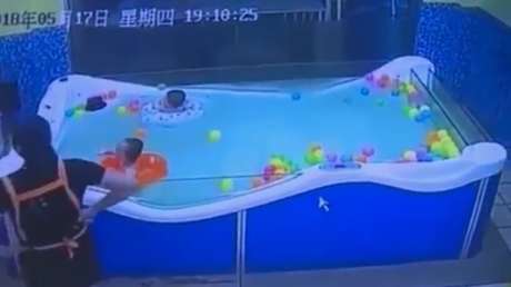 VIDEO IMPACTANTE: Bebé de 7 meses por poco muere ahogado tras un despiste de sus cuidadores