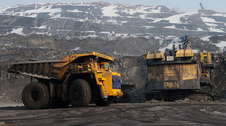 Una mujer conduce un enorme camión minero y aplasta por accidente a un vehículo cisterna (FOTO)