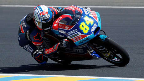 VIDEO: La espectacular maniobra de un motociclista lo salva de un accidente a puertas de la meta