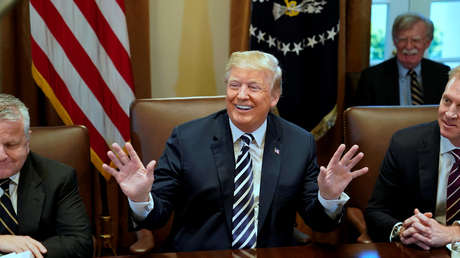 ¿Comete Trump errores en sus tuits intencionalmente? Expertos creen que sí