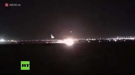Aterrizaje en llamas: Un avión con 140 pasajeros se arrastra con su morro por la pista (VIDEO)