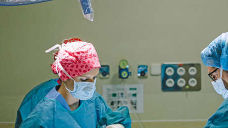 VIDEO: Cirujana se graba cantando y bailando mientras opera y es acusada de daños graves a pacientes