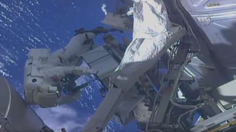 VIDEO: Astronauta de la NASA sale al espacio y se acuerda de que olvidó poner la memoria en su GoPro