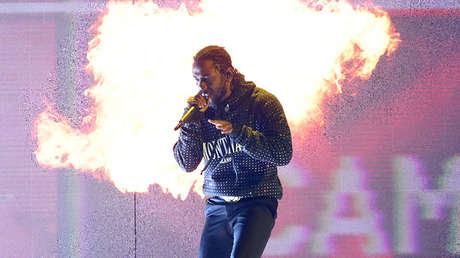 VIDEO: Un rapero invita a una fan blanca a subir al escenario y la interrumpe cuando dice 'nigger'