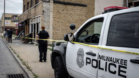 VIDEO: Un ciclista desactiva una 'bomba' en plena calle y acaba atacado bruscamente por la Policía