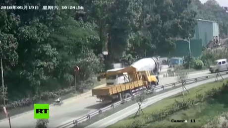 FUERTE VIDEO: Un ciclista es herido por un camión grúa y luego es atropellado por una hormigonera