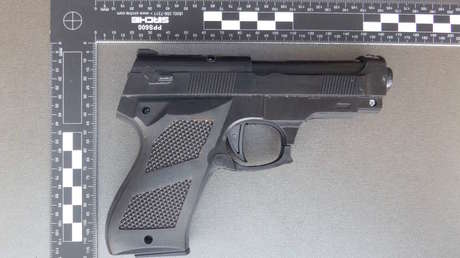 Una abuela asusta a los pasajeros de un tren con una pistola de juguete