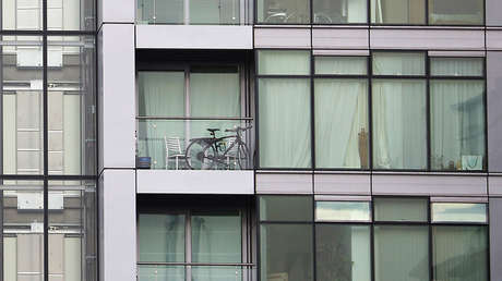 Dramático rescate: Madre enloquecida sube a sus dos niños a la cornisa de su casa (VIDEO)