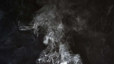 VIDEO: Filma a su pequeña hija mientras le enseña a fumar