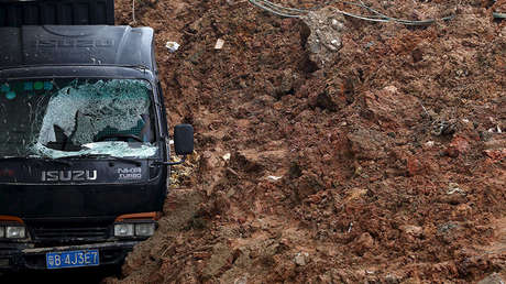 VIDEO: Se abre la tierra y devora coches en China