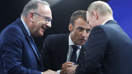 VIDEO: El curioso regalo que recibió Putin en el Foro Económico Internacional de San Petersburgo