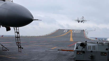 VIDEO: Aviones de combate realizan maniobras nocturnas desafiantes en un portaviones chino