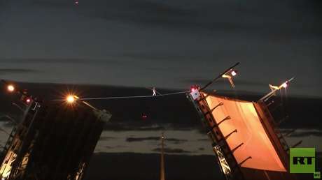 VIDEO: Equilibrista ruso impresiona a la multitud al cruzar un río sobre un puente levadizo abierto