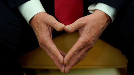 Las manos de Trump vuelven a ser noticia: el presidente saludó personalmente a más de mil graduados