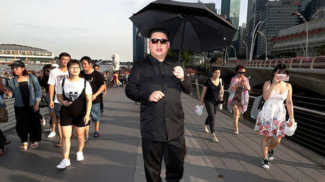 'Kim Jong-un' posa para selfis en Singapur a dos semanas de la cumbre con Trump