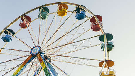 FUERTES IMÁGENES: Una niña muere tras caer de una noria en la India